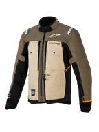 Alpinestars Cusco Drystar® Jacke, Walnut Aluminum Black, Adventure-Touring-Motorradjacke, Front-Dreiviertelansicht, Textilkonstruktion mit beigen und braunen Paneelen, Belüftungsöffnungen mit Reißverschluss, weiße Alpinestars-Logos und orangefarbene Akzente an den Ärmeln