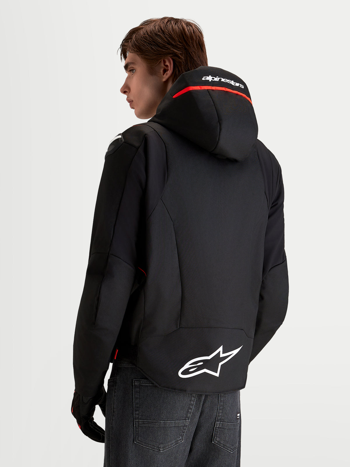 Alpinestars Zaca V 2 Waterproof Jacke, Herren-Motorradjacke, Schwarz und Rot, integrierte Kapuze mit Alpinestars Branding, verlängerter Rücken mit weißem Astar-Logo, Rückansicht