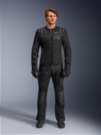 Alpinestars ST-2 Air Jacke, Herren-Motorradjacke für Adventure Touring, Schwarz, Textil mit Mesh-Panels für maximale Belüftung, am Model präsentiert.