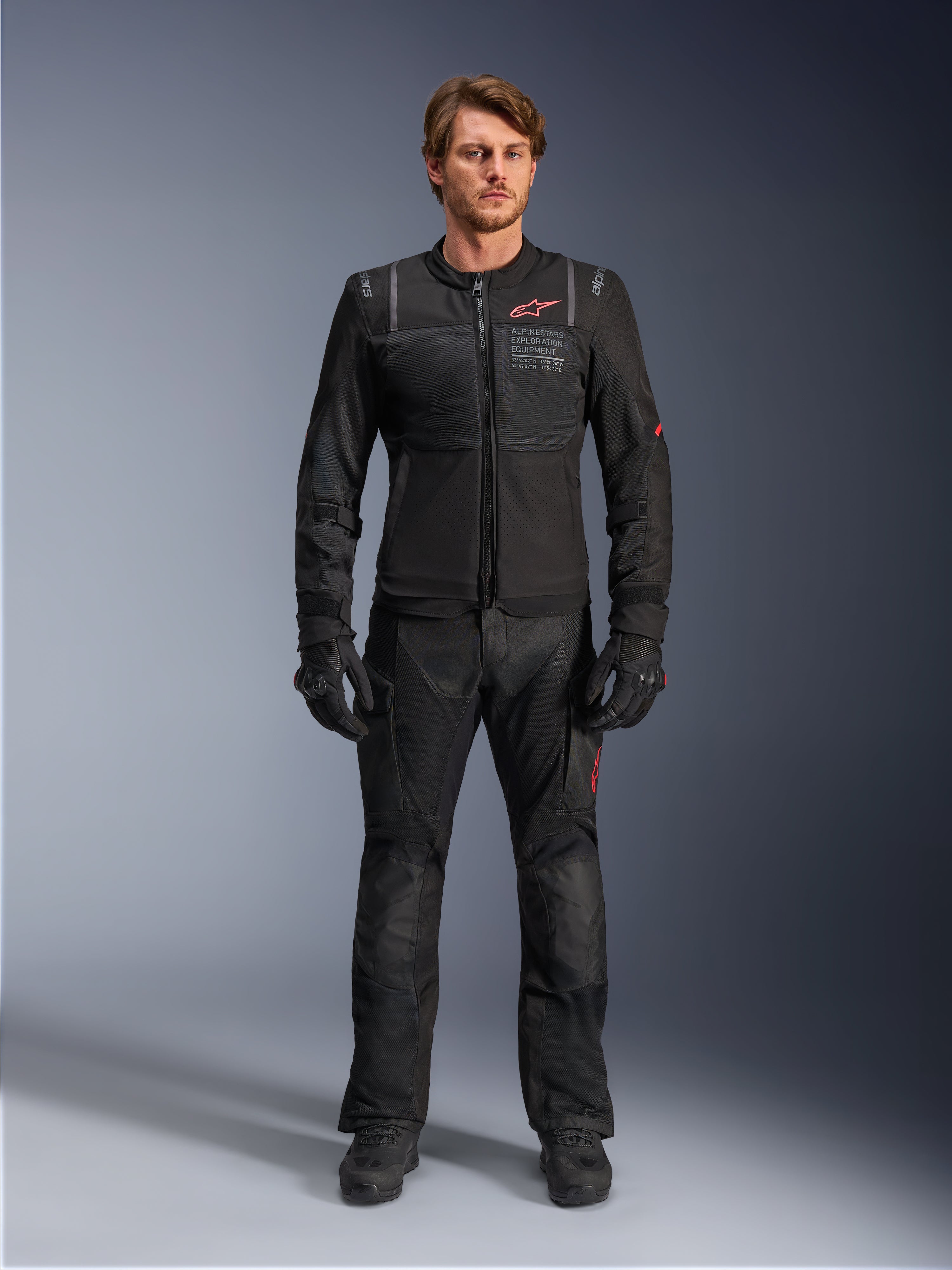 Alpinestars ST-2 Air Jacke, Herren-Motorradjacke für Adventure Touring, Schwarz, Textil mit Mesh-Panels für maximale Belüftung, am Model präsentiert.