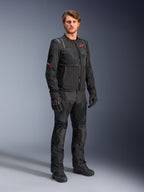 Alpinestars ST-2 Air Jacke, Herren-Adventure-Touring-Motorradjacke, Schwarz, mit belüfteten Mesh-Einsätzen und Textilkonstruktion, getragen von einem Model.