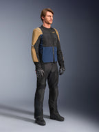 Männlicher Fahrer in der Alpinestars ST-2 Air Jacke in Deep Blue, Dark Khaki und Schwarz, mit großen Mesh-Einsätzen und Laserperforationen, kombiniert mit schwarzer Motorradhose, Handschuhen und Stiefeln für einen kompletten Sommer-Touren-Look.
