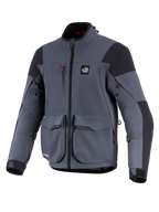 Alpinestars Maxdura Drystar®XF Laminierte Gepanzerte Jacke, Motorradjacke, Dunkelgrau und Schwarz, Vorderansicht mit großen Cargotaschen, roten Reißverschluss-Akzenten, „ALL TERRA“-Brustlogo und verstellbaren Ärmelriemen, technische Adventure-Touring-Ausrüstung
