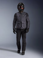 Alpinestars Maxdura Drystar®XF Laminierte Gepanzerte Jacke, Adventure-Motorradjacke in Deep Gray und Schwarz, getragen mit passender schwarzer Motorradhose, einem schwarzen Integralhelm, Handschuhen und Stiefeln, mit markanten Cargotaschen und ALL TERRA Branding für einen technischen Offroad-Touren-Look