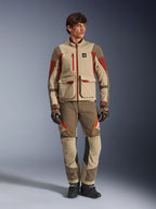 Maxdura Drystar®XF Laminated Armored Shell, Adventure-Motorradjacke in Aluminum Walnut Rust Brown, getragen von einem männlichen Model mit passender Adventure-Hose, Handschuhen und Stiefeln, Ganzkörper-Studioaufnahme einer professionellen Tourenausrüstung.