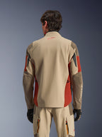 Mann trägt Alpinestars Maxdura Drystar®XF Laminated Armored Shell von hinten, Adventure-Jacke in Aluminum Walnut und Rust Brown, passende technische Hose und schwarze Handschuhe, 3-lagige laminierte Textilkonstruktion mit verstärkten Paneelen, abgestimmtes Outfit für Motorradtouren