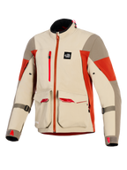 Alpinestars Maxdura Drystar®XF Laminierte Gepanzerte Schale, Adventure-Motorradjacke, Aluminium, Walnuss und Rostbraun, mit großen vorderen Cargo-Taschen mit roten Akzenten, vertikalem Brustreißverschluss, All Terra Marken-Patch und technischer 3-lagiger Laminatkonstruktion.