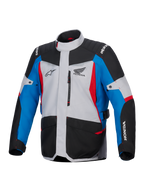 Alpinestars Honda ST-1 wasserdichte Jacke, Motorrad-Tourenjacke, Eisgrau, Schwarz und Blau mit roten Akzenten, Honda- und Alpinestars-Logos, Vorderansicht mit Reißverschluss-Brusttasche und Cargotaschen, wetterfestes Adventure-Touring-Design