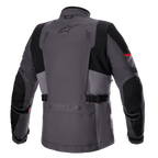 Alpinestars Monteira Drystar® XF Jacke, Adventure-Touring-Motorradjacke, Dunkelgrau und Teergrau mit leuchtend roten Akzenten, Rückansicht mit rückseitiger Utilitytasche, Taillengurten und verstärkten schwarzen Einsätzen an Schultern und Ellbogen, mit dem Astars-Logo auf dem oberen Rücken.