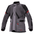 Alpinestars Monteira Drystar XF Jacke, Motorrad-Tourenjacke, Dunkelgrau und Teergrau mit schwarzen Einsätzen und leuchtend roten Akzenten, mit vorderen Cargo-Taschen, verstellbaren Taillen- und Armriemen, vertikalem Alpinestars-Schriftzug und hohem Kragen, entwickelt für Adventure-Fahrten
