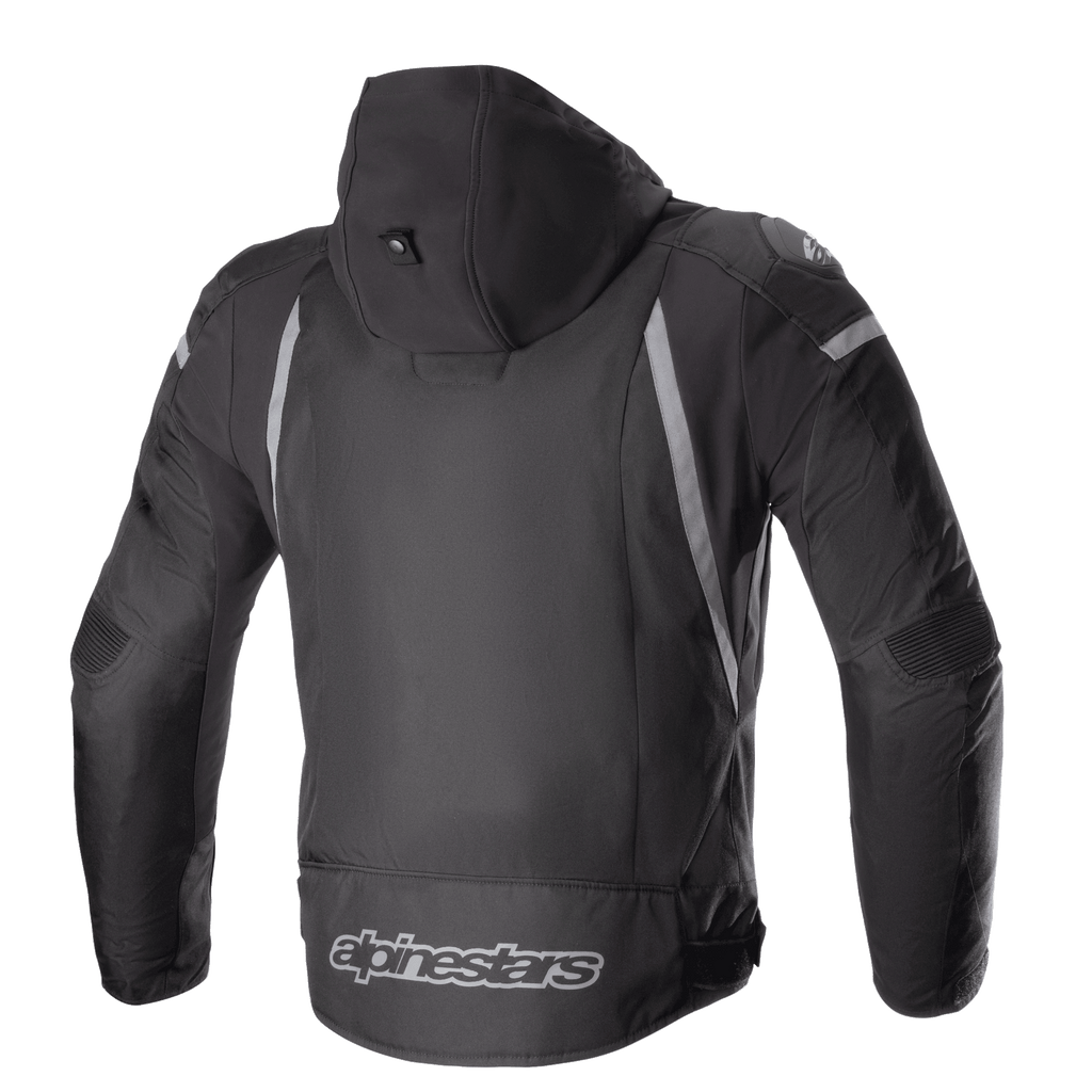 Alpinestars Zaca Waterproof Jacke, Textil-Motorradsportjacke, Schwarz und Dunkelgrau, Rückansicht mit abnehmbarer Kapuze, grauen reflektierenden Akzenten und Alpinestars-Logo am unteren Rücken