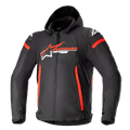 Alpinestars Zaca Waterproof Jacke, Schwarz mit leuchtend roten und weißen Akzenten, textile Motorradjacke mit Kapuze und Frontreißverschluss, vertikale rote Seitenstreifen, Alpinestars Stern-Logo auf der Brust, schützende Schulterprotektoren, Allwetter-Sportbekleidung