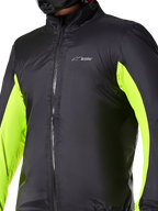 Alpinestars Bogotá Pro Drystar® Jacke wasserdichtes Innenfutter, technische Motorradschicht, Schwarz mit neongelben Einsätzen an den Armen, Frontreißverschluss und Drystar-Logo auf der Brust, entwickelt für Wetterschutz bei jeder Witterung