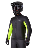 Alpinestars Bogotá Pro Drystar® Jacke wasserdichtes Innenfutter, Schwarz mit leuchtend gelben Fluo-Akzenten an den Ärmeln, getragen von einem Fahrer mit schwarzem Helm und Brille, technische Motorradbekleidung.