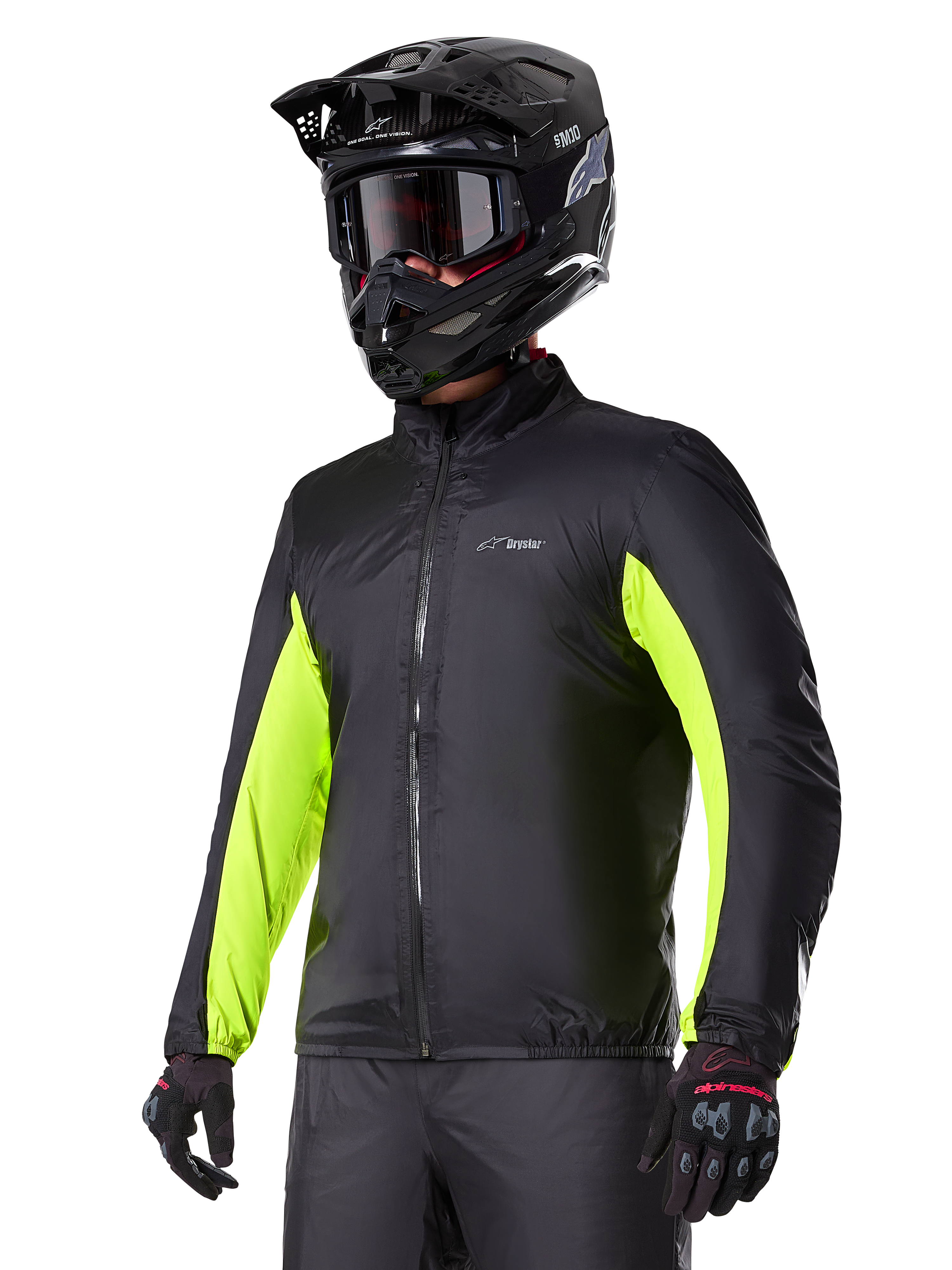 Alpinestars Bogotá Pro Drystar® Jacke wasserdichtes Innenfutter, Schwarz mit leuchtend gelben Fluo-Akzenten an den Ärmeln, getragen von einem Fahrer mit schwarzem Helm und Brille, technische Motorradbekleidung.