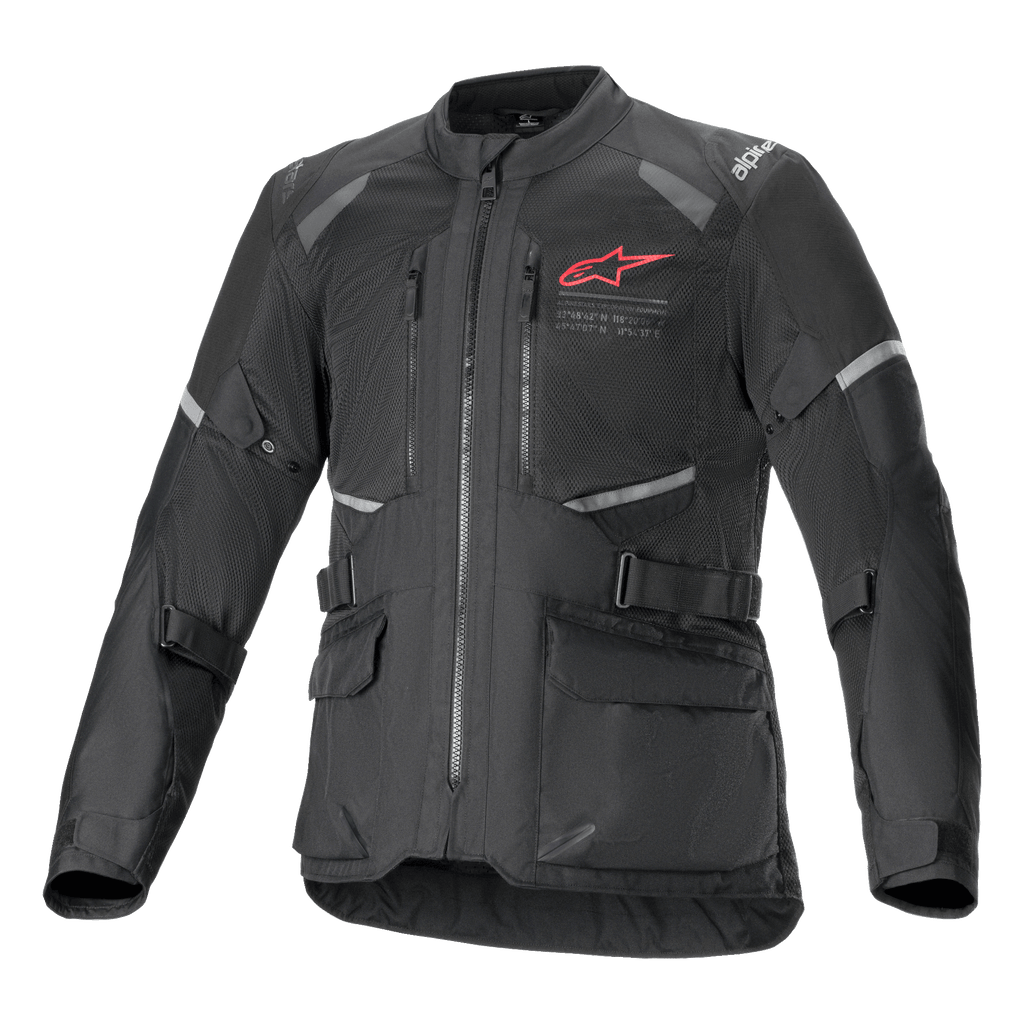 Alpinestars Andes Air Drystar Jacke, schwarze Adventure-Touring-Motorradjacke, Vorderansicht, mit großflächigen Mesh-Belüftungseinsätzen, einem roten Alpinestars-Logo auf der Brust, reflektierenden Akzenten und vorderen Cargo-Taschen.