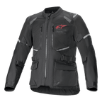 Alpinestars Andes Air Drystar Jacke, schwarze Adventure-Touring-Motorradjacke, Vorderansicht, mit großflächigen Mesh-Belüftungseinsätzen, einem roten Alpinestars-Logo auf der Brust, reflektierenden Akzenten und vorderen Cargo-Taschen.
