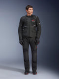 Alpinestars Andes Air Drystar® Hose, Motorrad-Tourenhose, Schwarz, mit Mesh-Belüftungseinsätzen und rotem Logo am Bein, getragen als Teil eines kompletten Motorrad-Outfits mit passender Jacke und Handschuhen, professionelle Adventure-Tourenausrüstung
