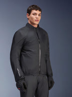 Alpinestars Andes Air Drystar® Jacke, wasserdichte Membran, Schwarz, getragen von einem männlichen Model mit schwarzen Handschuhen und Hose, leichtes technisches Textil mit „Drystar“-Branding am Ärmel, Studioaufnahme