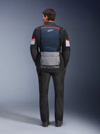 Alpinestars Andes Air Drystar Jacke, Deep Blue Black Ice Gray, Rückansicht am Model, mit blauem Mesh-Rückeneinsatz zur Belüftung, großer grauer Tasche im unteren Bereich, roten und weißen Akzenten an den Ärmeln, „alpinestars“-Schriftzug, kombiniert mit schwarzer Motorradhose für ein komplettes Touren-Outfit