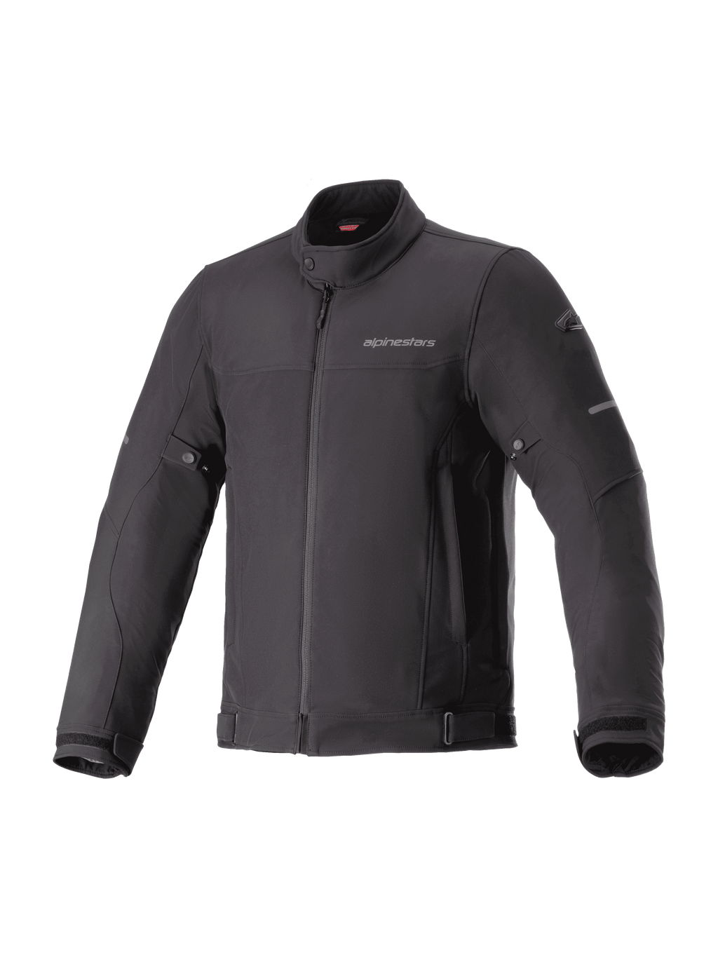 Alpinestars Husker Waterproof Jacket, schwarze urbane Motorradjacke, hochdichtes Softshell-Gewebe, hoher Kragen mit Druckknopf, durchgehender Front-Reißverschluss, verstellbare Riemen an Taille und Ärmelbündchen, dezentes Branding auf der Brust und reflektierende Akzente an den Ärmeln.