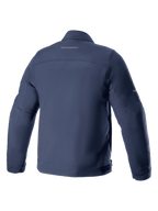 Alpinestars Husker Waterproof Jacke, Motorradjacke, Night Navy, Rückansicht, elastisches Softshell-Textil mit dezentem Branding am oberen Rücken, urbanes Styling mit wasser- und winddichten Eigenschaften