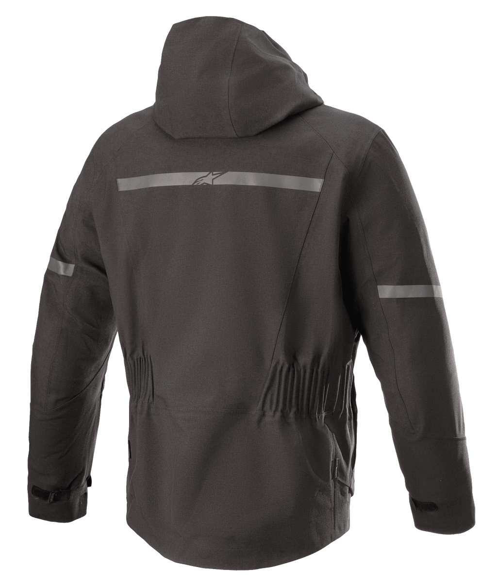 Alpinestars Sirius Drystar® Techshell Jacke, Motorradjacke, Melange Schwarz, Rückansicht mit integrierter Kapuze, Reflektorstreifen mit Alpinestars-Logo, elastischer Taille und verlängerter Rückseite für optimale Abdeckung beim Fahren.