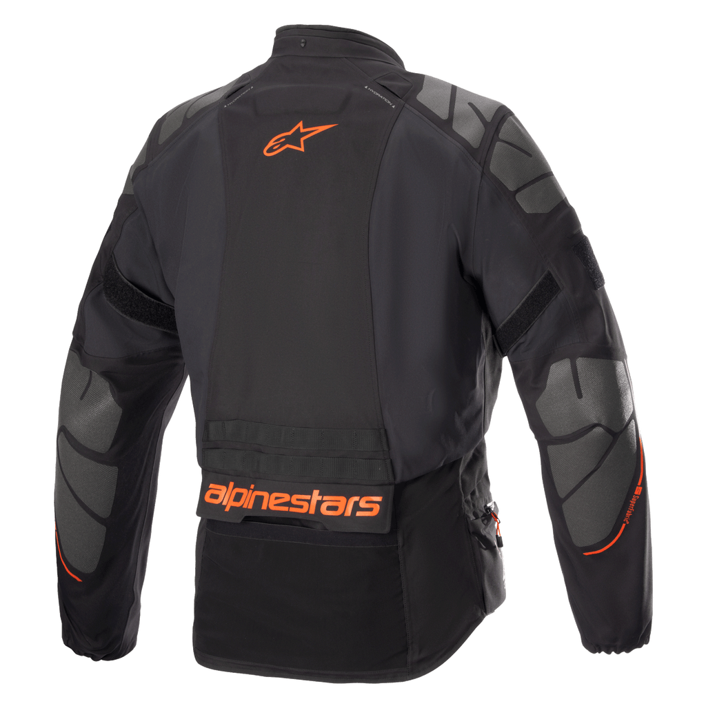 Alpinestars AMT-10R Drystar® XF Jacke, Motorrad-Adventure-Jacke, Schwarz mit orangefarbenem Alpinestars-Logo und grauen Superfabric-Einsätzen an Schultern und Ellbogen, Rückansicht, technische mehrsaisonale Fahrausrüstung