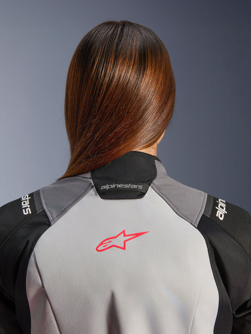 Alpinestars Stella Andes V4 Drystar Jacke, Damen Motorradjacke, Grau und Schwarz, Coral Fluo Rückenlogo, Detailansicht.