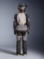 Alpinestars Stella Andes V4 Drystar Jacke, Damen-Adventure-Touring-Motorradjacke, Grau und Schwarz, wasserdichte Textilkonstruktion, Rückansicht am Model mit Helm.