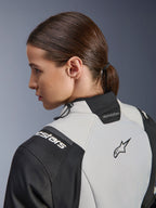 Alpinestars Stella Andes V4 Drystar® Damenjacke, Adventure-Tourenjacke, Eisgrau und Schwarz, Nahaufnahme der Rückansicht mit hohem Kragen und Kordelzugverstellung, Alpinestars-Schriftzug auf der Schulter und Astars-Logo auf dem Rücken
