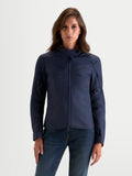 Alpinestars Stella C 1 Waterproof Jacke, Damen-Urban-Motorradjacke in Blau, Vorderansicht an einem Model in wasserdichter Textil-Schutzausrüstung