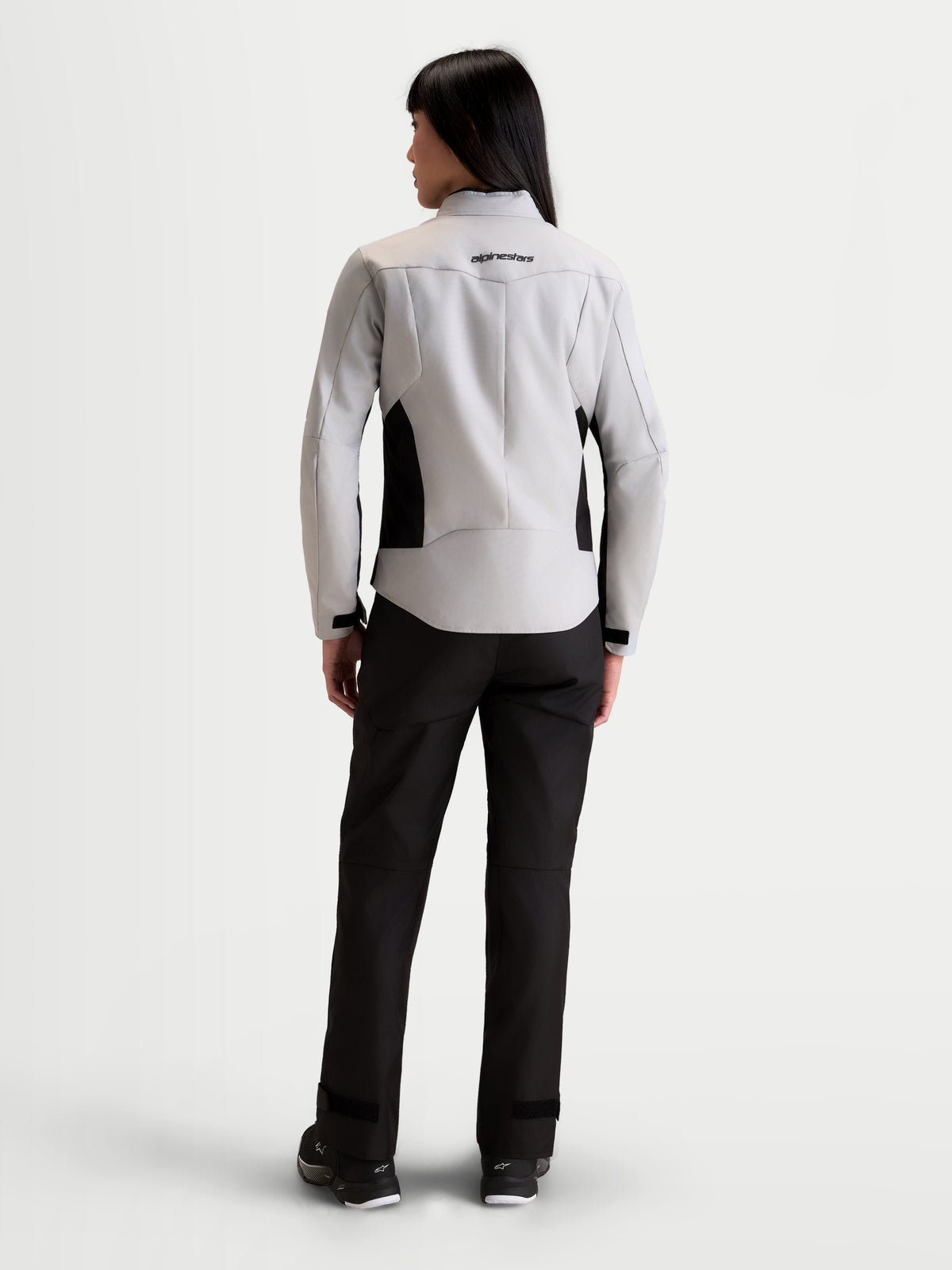 Alpinestars Stella C 1 Waterproof Jacke, urbane Damen-Motorradjacke in Eisgrau und Schwarz, Rückansicht an einem Model mit wasserdichtem Textildesign