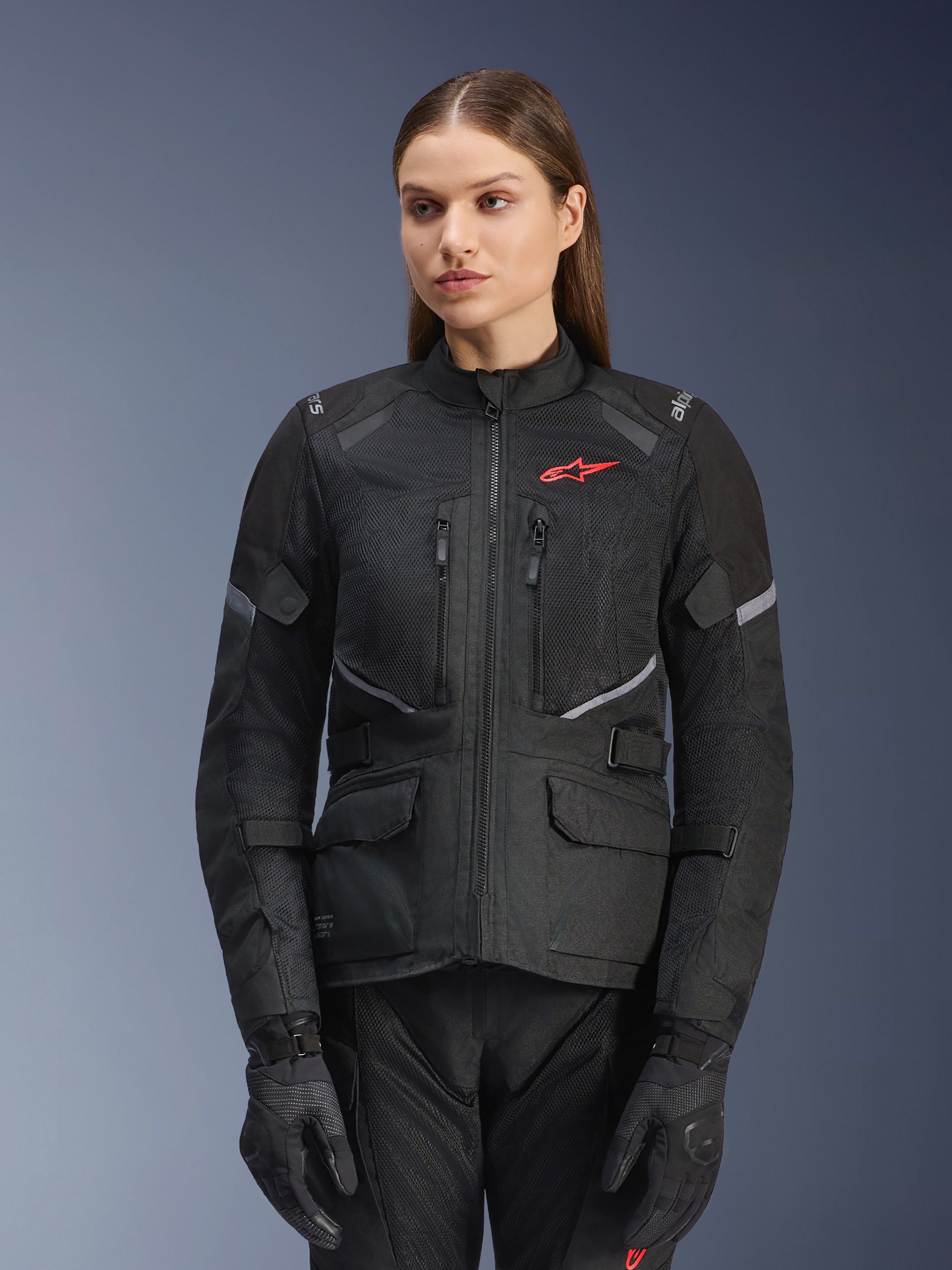 Alpinestars Stella Andes Air Drystar Jacke, Damen-Motorrad-Tourenjacke, Schwarz mit grauen Akzenten und einem kleinen roten Logo, mit Mesh-Belüftungseinsätzen, einem hohen Kragen und mehreren Funktionstaschen, getragen mit passenden Motorradhandschuhen und -hosen