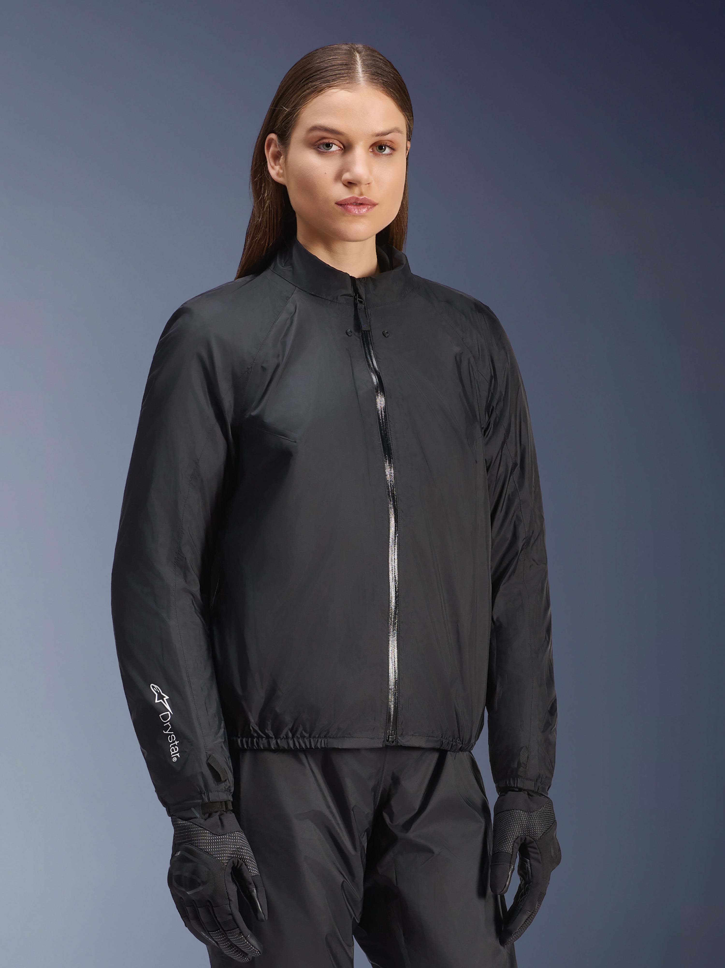 Alpinestars Stella Andes Air Drystar® Jacke, Damen-Motorradjacke, Schwarz, mit herausnehmbarer wasserdichter Membranschicht, durchgehendem Frontreißverschluss und Drystar-Logo auf dem Ärmel, getragen mit passender schwarzer Motorradhose und Handschuhen