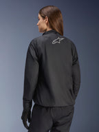 Alpinestars Stella Andes Air Drystar® Jacke, Damen-Motorradjacke, Schwarz, Rückansicht mit silbernem Stern-Logo, kombiniert mit schwarzer Hose und Handschuhen, leichte wasserdichte Tourenbekleidung