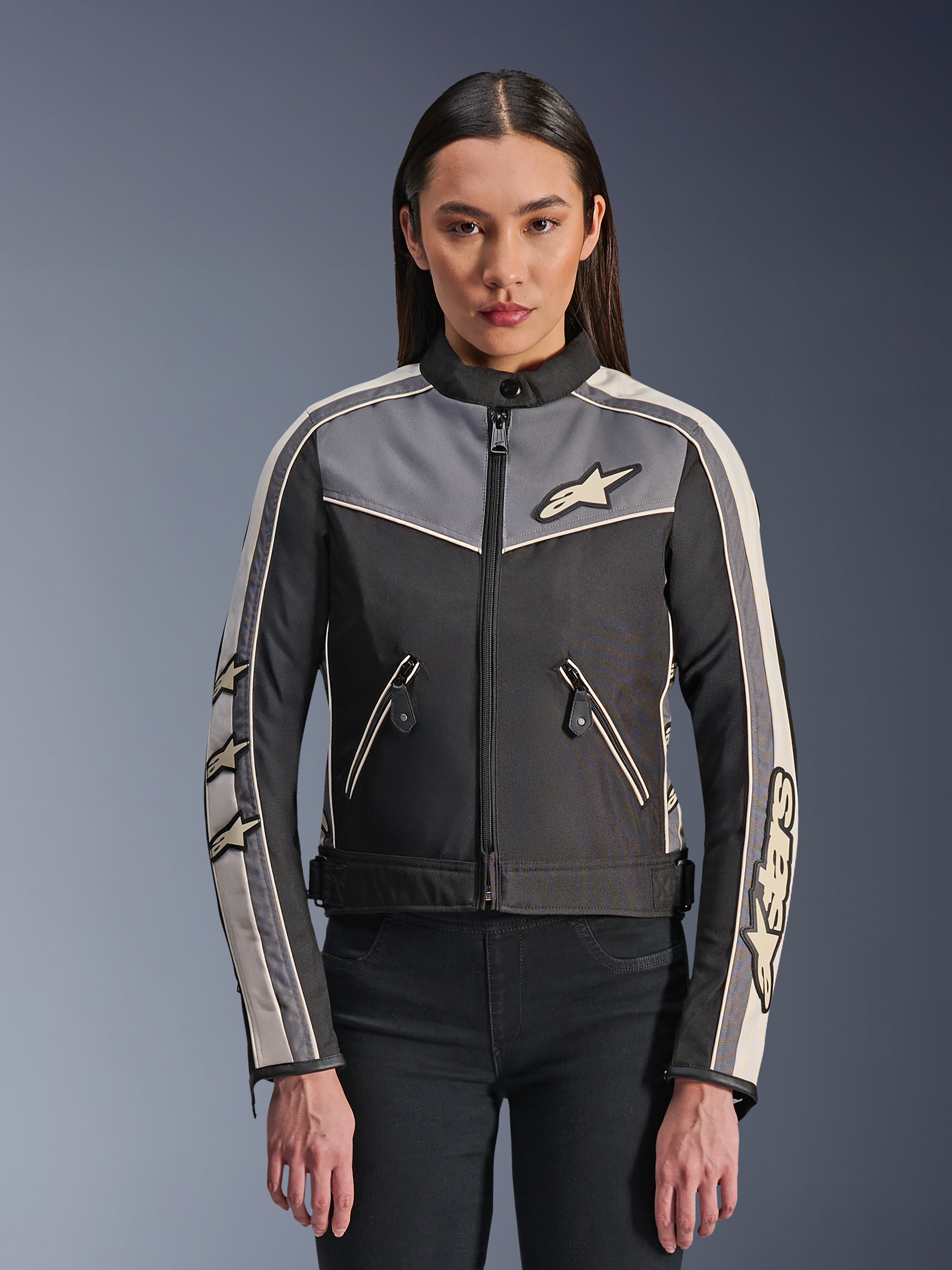 Alpinestars Stella T-Dyno WR Jacke, Damen-Textil-Motorradjacke, Schwarz mit dunkelgrauen und ecrufarbenen Akzenten, vintage-inspirierter Biker-Schnitt, Reißverschluss vorne und an den Taschen, mit Alpinestars-Branding und Stern-Logos auf den Ärmeln, schützende Straßenausrüstung