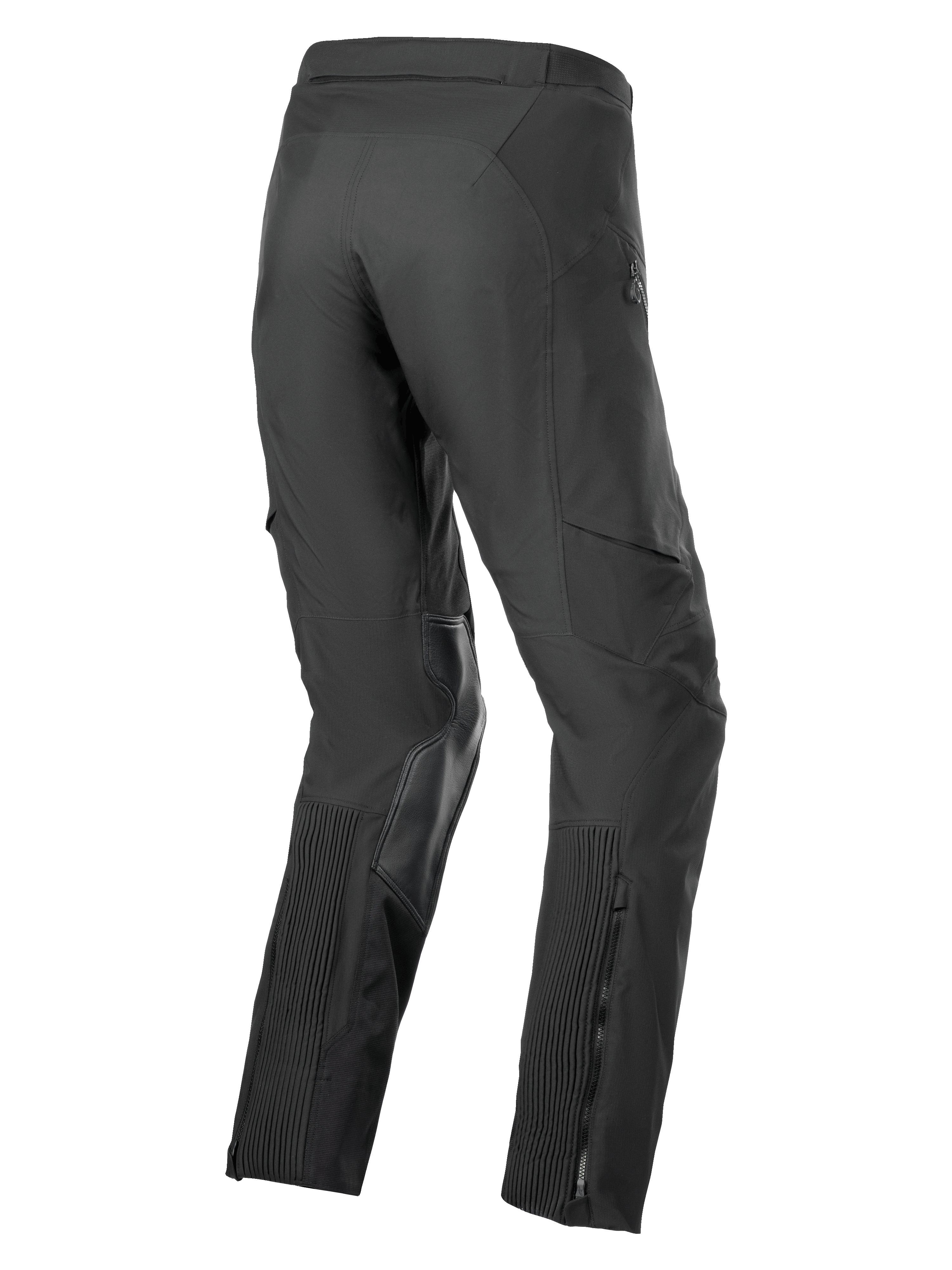 Alpinestars AMT-8 Stretch Drystar® XF Hose, Adventure-Touring-Motorradhose, Schwarz, 3/4-Rückansicht mit Akkordeon-Stretch-Einsätzen an den Waden, Innenknie-Verstärkungen aus Ziegenleder und Reißverschluss am Beinabschluss.