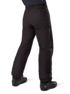 Alpinestars Amt-8 Stretch Drystar® XF Hosen-Innenfutter, Schwarz, Rückansicht zeigt das wasserdichte Futter über schwarzen Motorradstiefeln getragen, mit Drystar XF Branding am Unterschenkel, elastischen Knöchelbündchen und leichtem Stretchmaterial für Adventure-Touren.
