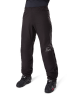 Alpinestars Amt-8 Stretch Drystar® XF Hosen-Innenfutter, Schwarz, wasserdichte und dehnbare Textilkonstruktion mit silbernem AMT-Logo, getragen mit schwarzen Motorradstiefeln, Komponente für Adventure-Touring-Motorradausrüstung