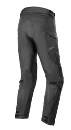 Alpinestars Andes Air Drystar® Hose - Kurze Länge, Adventure-Touring-Hose, Schwarz, Dreiviertel-Rückansicht mit umfangreichen 2D-Mesh-Einsätzen für Luftzirkulation, vorgeformter Beinkonstruktion sowie verstellbaren Riemen an Knien und Knöcheln.