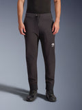 Alpinestars Aeroshell Hose, schwarze Softshell-Motorradhose, athletische Passform im Jogger-Stil mit Kordelzug und elastischen Bündchen, weißes Astars-Logo, getragen mit schwarzen Motorradschuhen, moderne Crossover-Ausrüstung für Straße und Freizeit