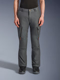Alpinestars Borrego Drystar® Hose, Adventure-Motorradhose, Anthrazitgrau, mit vertikalen Reißverschlusstaschen an den Oberschenkeln und Leder-Zuglaschen, Knopfverschluss am Bund und Gürtelschlaufen, getragen von einem Modell mit schwarzen Motorradstiefeln