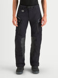 Alpinestars Maxdura Drystar XF Laminated Hose, Herren-Adventure-Motorradhose in Schwarz und Dunkelgrau, Vorderansicht am Model mit wasserdichter 3-Lagen-Laminatkonstruktion, Oberschenkelbelüftungen und Knieeinsätzen aus Ziegenleder