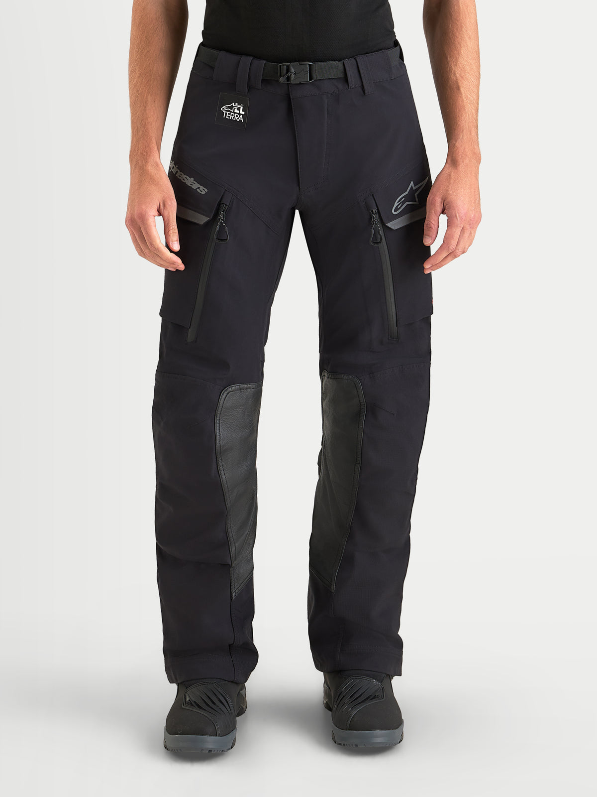 Alpinestars Maxdura Drystar XF Laminated Hose, Herren-Adventure-Motorradhose in Schwarz und Dunkelgrau, Vorderansicht am Model mit wasserdichter 3-Lagen-Laminatkonstruktion, Oberschenkelbelüftungen und Knieeinsätzen aus Ziegenleder