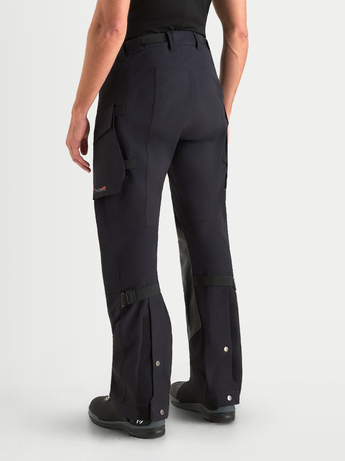 Alpinestars Maxdura Drystar XF Laminated Hose, Herren-Adventure-Motorradhose in Schwarz und Dunkelgrau, Rückansicht mit Cargotaschen, Über-dem-Stiefel-Design und laminierter Textilkonstruktion