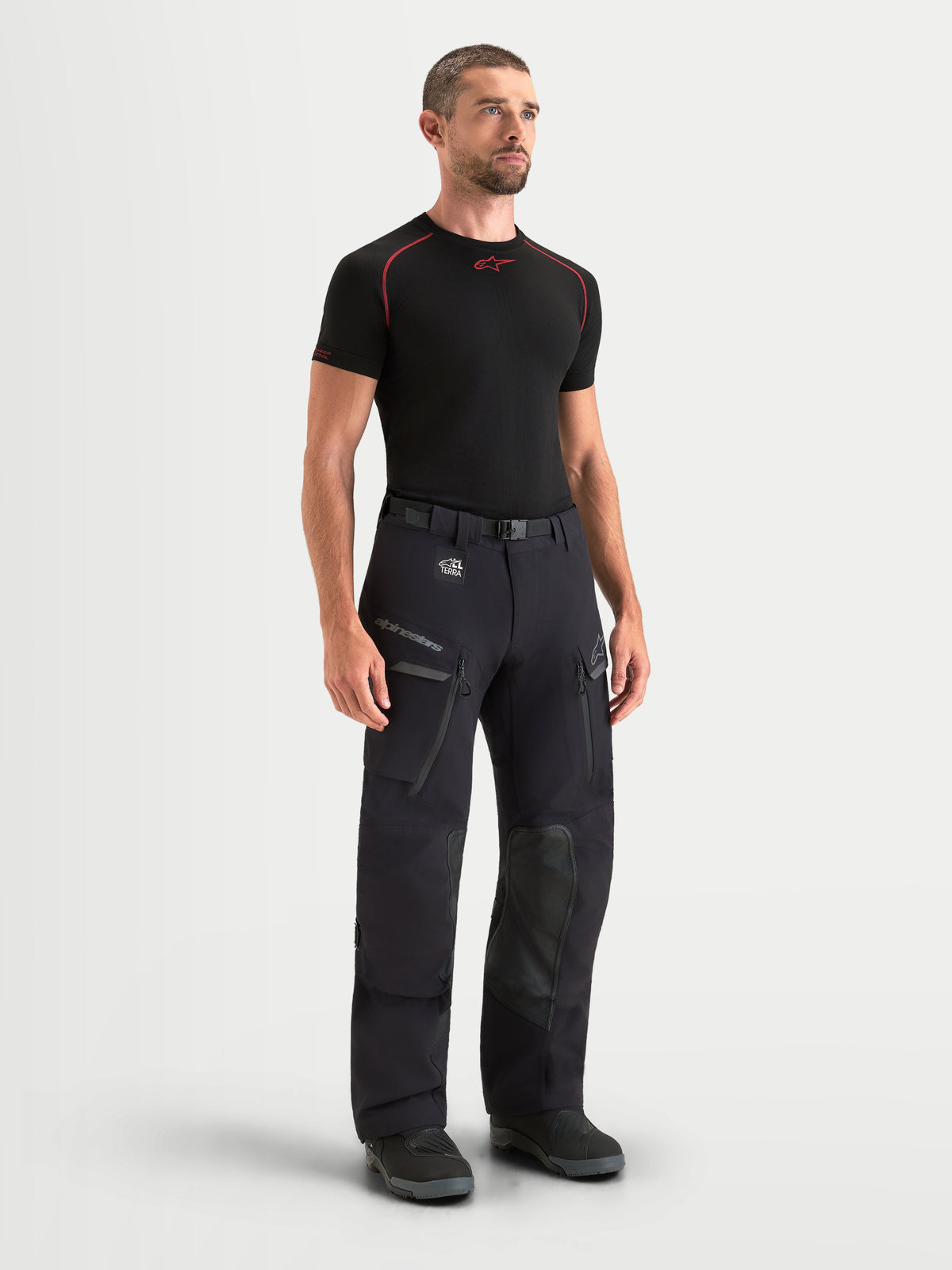 Alpinestars Maxdura Drystar XF Laminated Hose, Herren-Adventure-Motorradhose in Schwarz, mit wasserdichter 3-lagiger laminierter Konstruktion, Cargotaschen und CE-zertifiziertem Schutz, getragen von einem Model