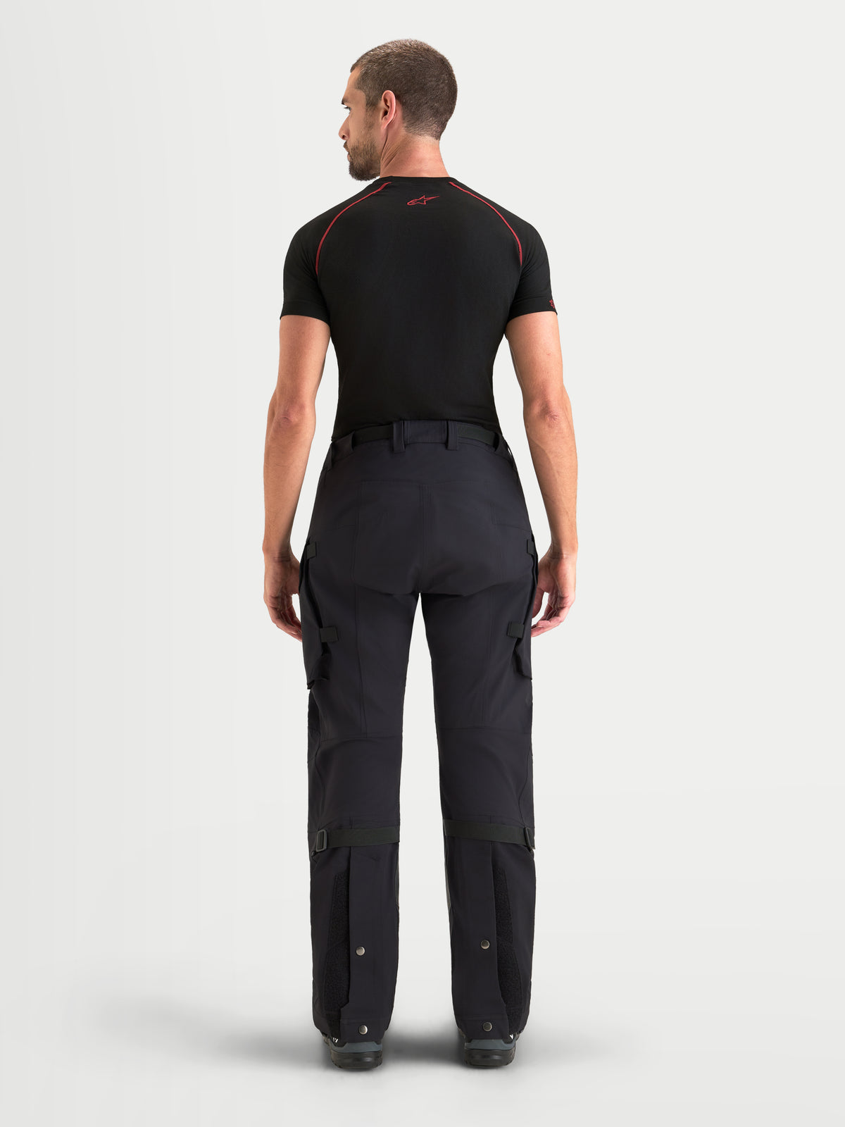 Alpinestars Maxdura Drystar XF Laminated Hose, Herren-Adventure-Motorradhose in Schwarz und Dunkelgrau, Rückansicht des Modells mit Cargotaschen und verstellbaren Unterschenkeln