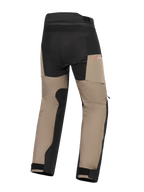 Alpinestars Andes V4 Drystar® Hose, Adventure-Motorradhose, Walnuss und Schwarz, Rückansicht mit verstärktem Gesäß und Innenbein-Einsätzen, rotem Drystar-Logo und verstellbaren Knöchelbündchen.