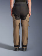Alpinestars Andes V4 Drystar® Hose, Motorrad-Adventure-Tourenhose, Walnuss und Schwarz, Rückansicht mit verstärkten schwarzen Gesäßpaneelen, rotem Logo-Detail und verstellbaren Knöchelverschlüssen.
